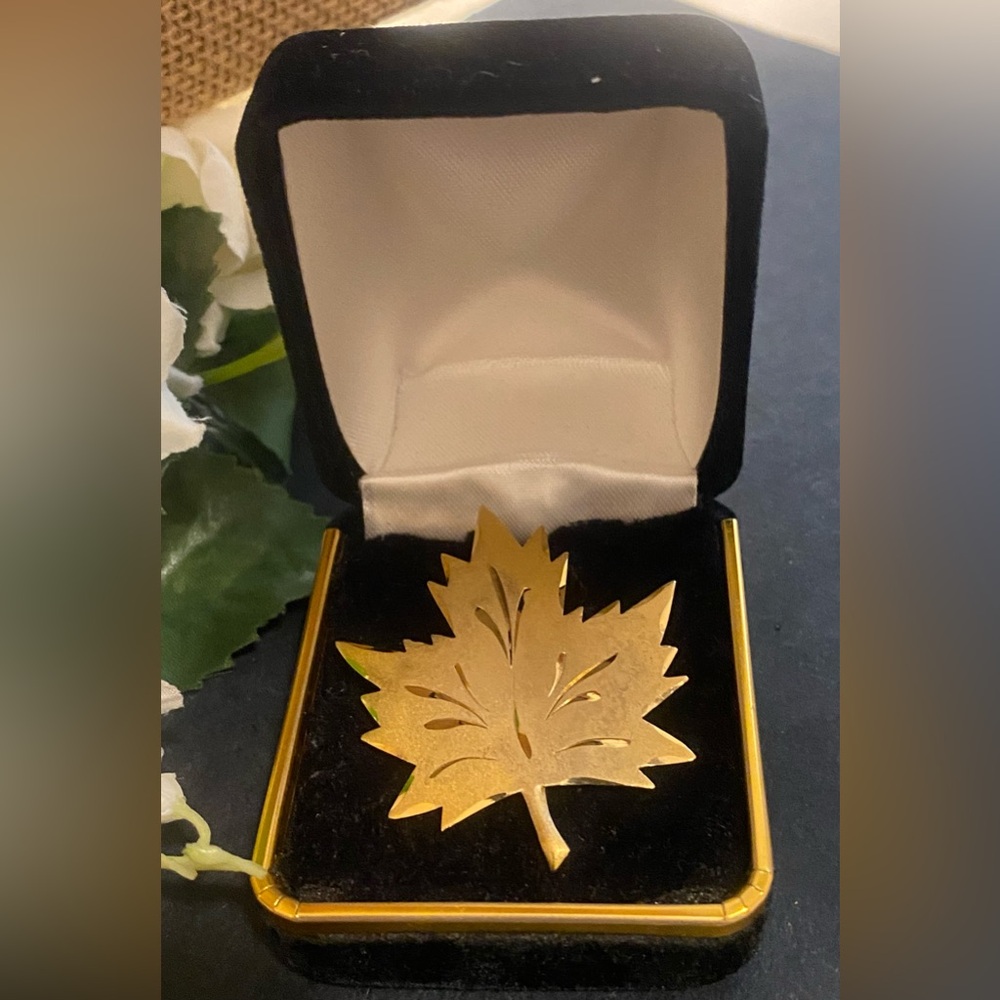 Rare🍁 Early D’Orlan Sterling Maple Leaf Brooch; Signed only with Flower; giftbox
